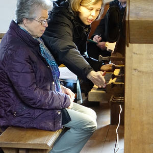 Franziska Leuschner mit einer Teilnehmerin beim Ökumenischen Orgelseminar in Ungenach