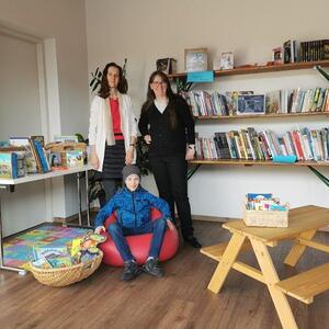 Evi & Karin mit Matthäus gestalteten das Ambiente in der Kinderbücherabteilung.