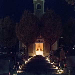 Nacht der 1000 Lichter erstmals auch in in der Pfarre Kirchdorf/Krems. Der Lichterweg begann am Kirchenplatz und führte durch die Kirche. Dort gab es mehrere Impuls-Stationen: Genussmeditation, Namensbänke wie Glaubensbank, Kraftbank, Gott-Sei-Dank-B