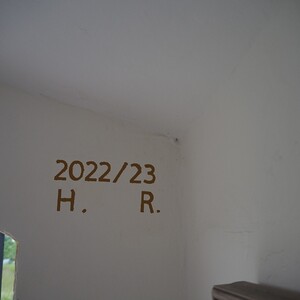 Ein von außen nicht sichtbarer Hinweis für die nächsten Generationen auf die Jahreszahlen der Generalsanierung samt Initialen des „Baumeisters“.      