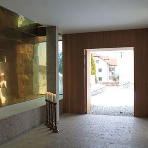 Die geöffnete Tür bringt Licht