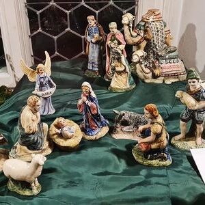 Die Keramik-Figuren wurden von Reif Maria aus Eferding 1995 bemalt und glasurgebrannt