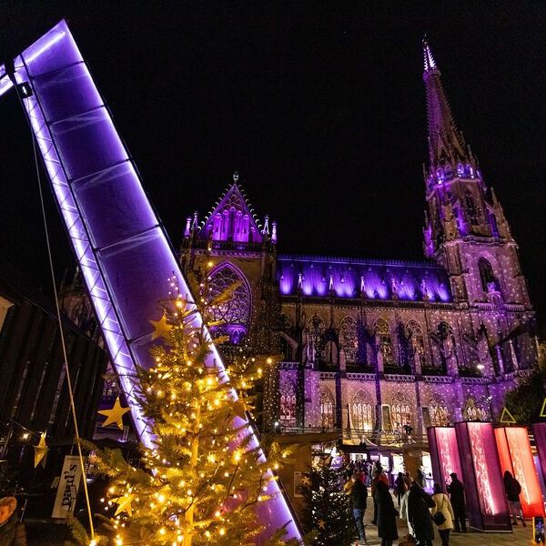 Während Advent am Dom zeigt sich der Mariendom täglich um 17.15 und 19.15 Uhr in einem bunten Lichterkleid. Eine Lichtinstallation lässt die farbenprächtigen und detailreich gestalteten Gemäldefenster den Domplatz erleuchten und hüllt die größte Kirc