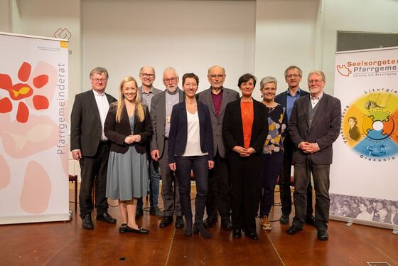 V. l.: Bischof Manfred Scheuer; Moderatorin Sabine Kronberger (Chefredakteurin „Welt der Frauen“), Alfred Steininger (Seelsorgeteam/Pfarrgemeinderat Zell an der Pram; Bischof Josef Marketz (Referatsbischof für Pastoral in der Österreichischen Bischof