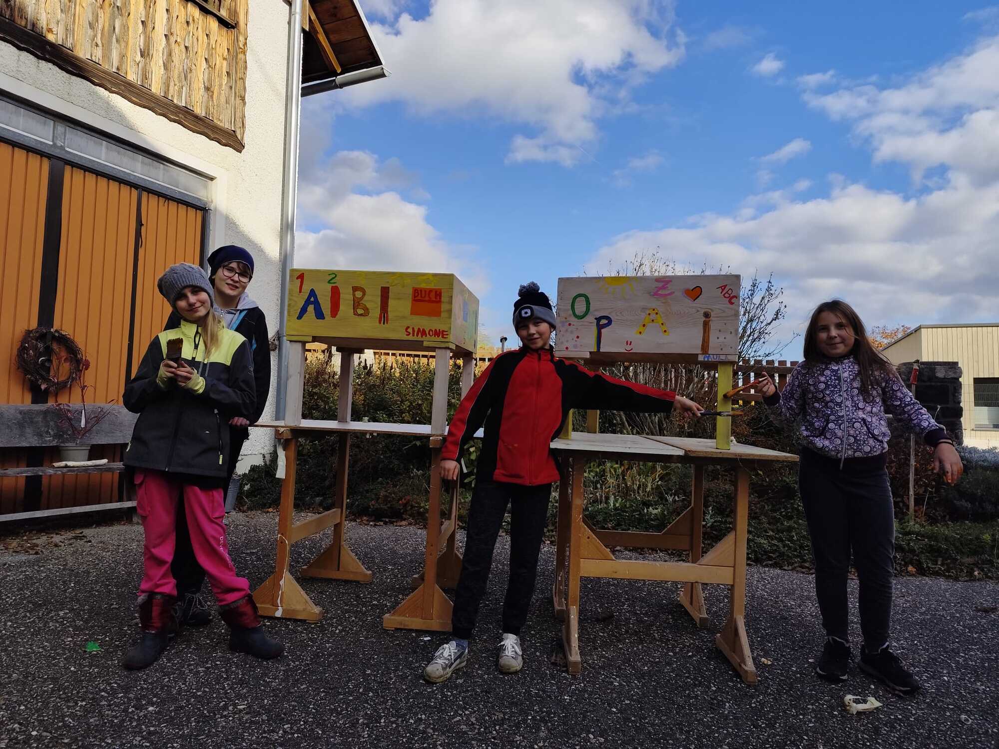 Bemalen der Bücherschütten