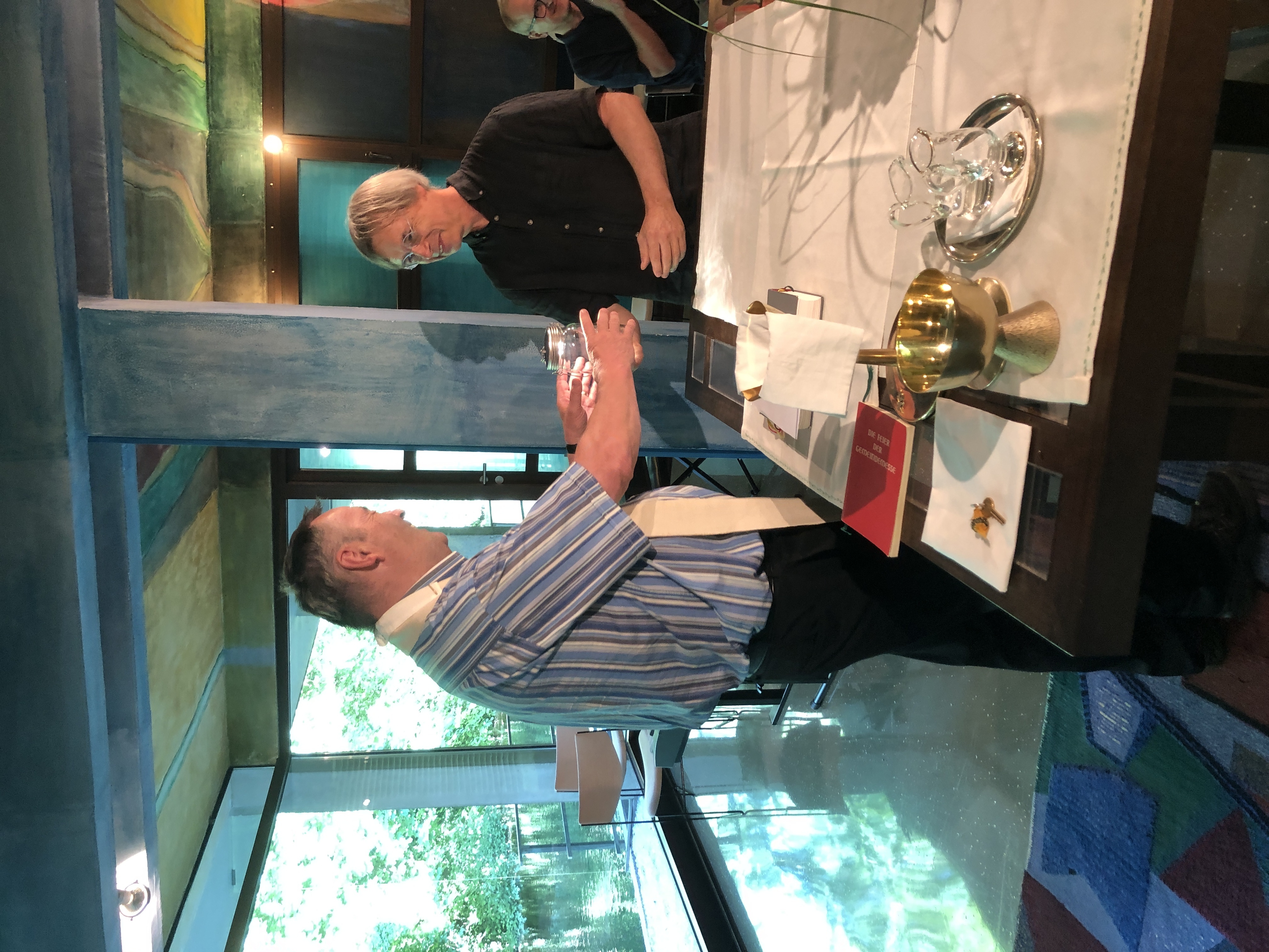 Geschenkübewrgabe einer Solarleute für 40 jjähriges Priesterjubilüum an August Aichhorn