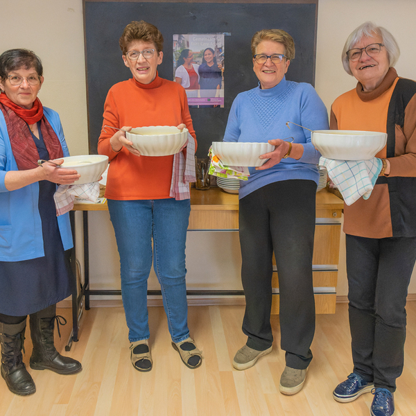 Frauen der Katholischen Frauenbewegung Kirchdorf mit köstlichen Suppen.