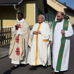 Pfarrer Hansjörg Wimmer, Kaplan Samuel Ogwudile, Frau Klara