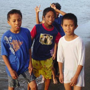 Bekleidung und Essen für die Straßenkinder von 