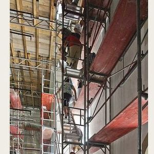 Besichtigung der Baustelle am Gerüst