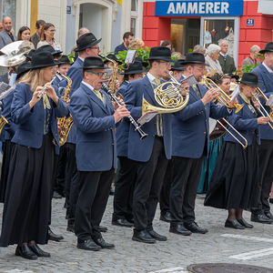 Segensstation in der Stadt, Musikkapelle spielt