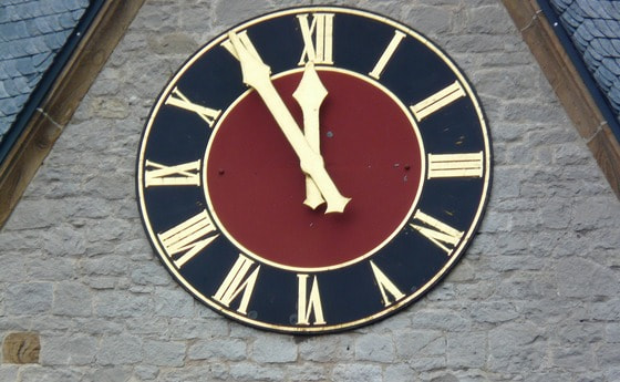 Kirchturmuhr 5 vor 12