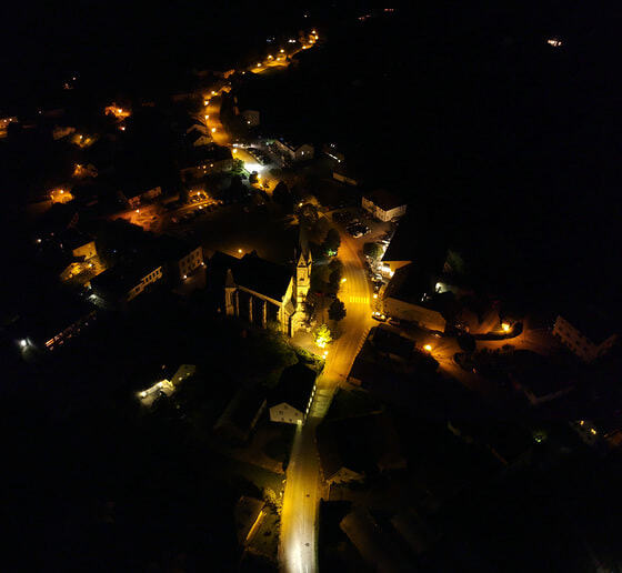 Kleinraminger Pfarrkirche bei Nacht