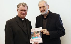 Herausgeber Bischofsvikar Wilhelm Vieböck (re) überreicht das neue Jahrbuch an Bischof Manfred Scheuer.