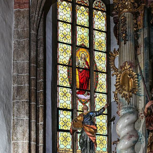 Glasfenster aus dem Kriegsjahr 1914, zur Linken des Hochaltars: Herz Jesu (gewidmet von der Gemeinde)