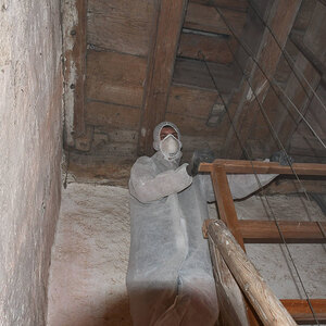 Schwerarbeit mit Maske und Schutzanzug im Turm