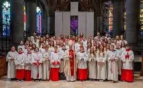 Gruppenfoto mit den Ministrant:innen