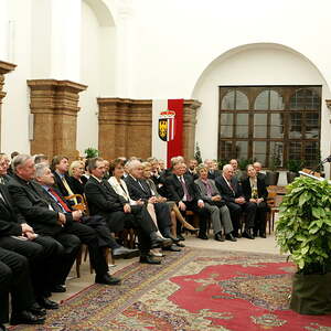Verleihung des Großen Goldenen Ehrenzeichens des Landes OÖ durch LH Dr. Josef Pühringer (30.11.2005)