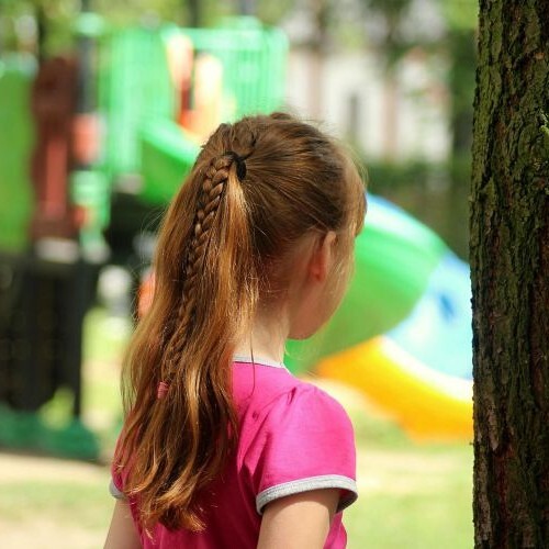 Kind blickt in die Ferne