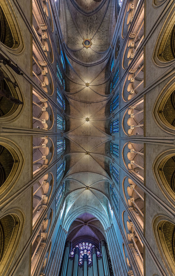 Gewölbe im Langhaus der Kathedrale Notre-Dame de Paris, Frankreich. (Link zum Foto: https://commons.wikimedia.org/wiki/File:Paris_Notre-Dame_Vaults_01.JPG)