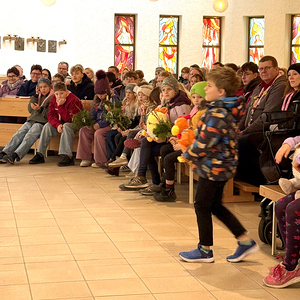 ...in den Altarraum brachten.