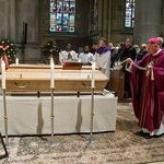 Bischof Manfred Scheuer inzensiert den Sarg des verstorbenen Altbischofs Maximilian Aichern mit Weihrauch.