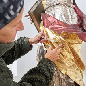 Schimmernder Faltenwurf