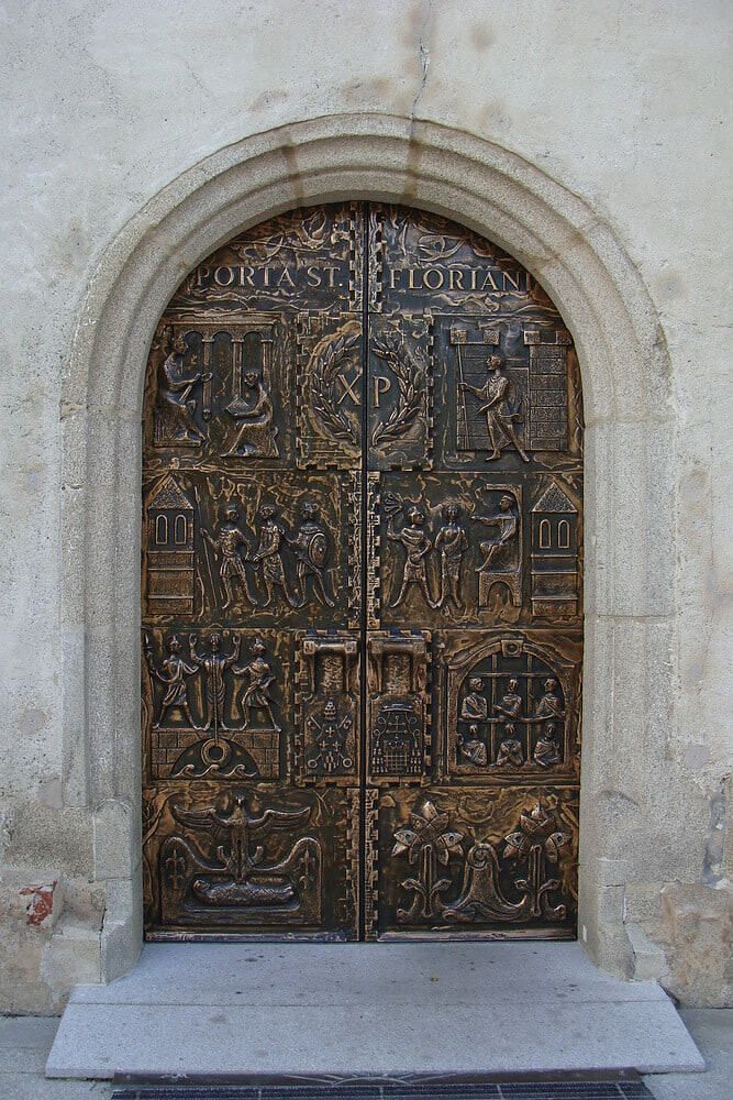 Das Floriantor in der Basilika St. Laurenz in Enns stammt vom Bildhauer Peter Dimmel.