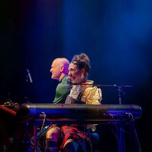 Ausnahmetalent Anna Buchegger schaffte in Duo-Besetzung musikalische Höhenflüge und versetzte das Publikum mit ihrer Musikalität und stimmlichen Vielfalt in Staunen