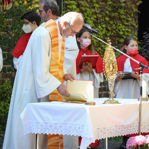 Feier im Innenhof der Pfarre