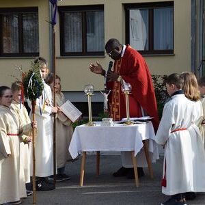 Palmweihe vor dem Pfarrheim