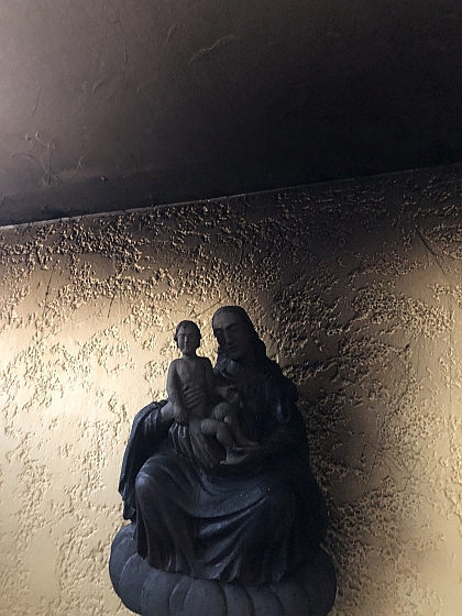 Schwarz vom Brand: Madonna mit Jesuskind.