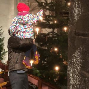 Am Heiligen Abend dürfen die Kinder wieder bei Musik den ganzen Tag in der Kirche die Christbäume mit Strohsternen schmücken.
