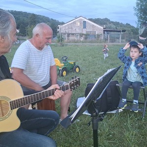 Musikanten mit jungem Zuhörer