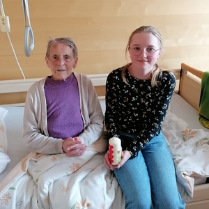 Firmlinge verzieren Kerzen für ältere Menschen