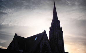 Die Außenfassaden vieler Kirchen bleiben in der 'Earth hour' unbeleuchtet.