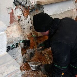 Elektriker beim Leitung verlegen