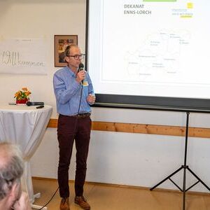 Dekanatsassistent Harald Prinz informierte über die Schritte und Meilensteine auf dem bevorstehenden zweijährigen Weg. Außerdem skizzierte er die aktuelle Situation und die Besonderheiten des Dekanats Enns-Lorch.