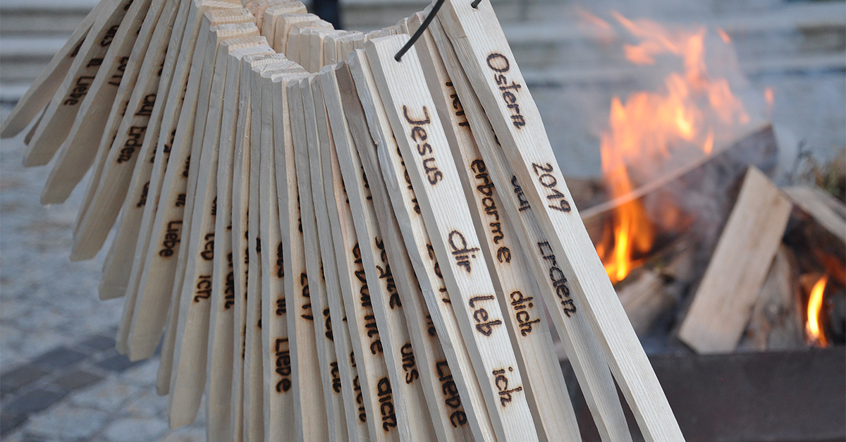 Weihscheitln: Holzscheite werden im geweihten Osterfeuer angesengt.