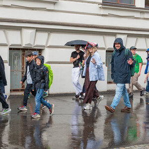 In der Reisegruppe unterwegs im Regen