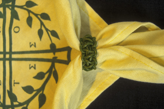 Zopfring aus einem Stück Lederband zu Zopfring, außen Makramee, aufs bedruckte Halstuch