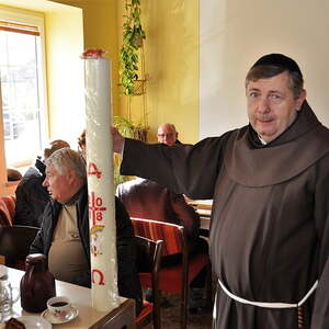 P. Georg stellt unsere Osterkerze 2018 vor