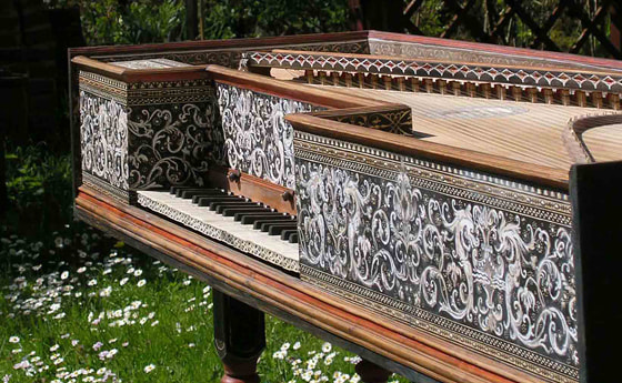 Virginal nach Artus Gheerdick, 1605 von Georg Ott. (Link zum Foto: https://commons.wikimedia.org/wiki/File:Virg-garten3.jpg)