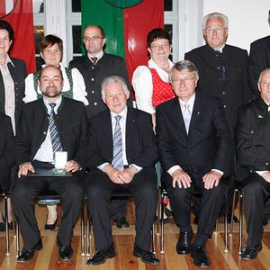 Die beiden Ausgezeichneten mit Landeshauptmann Dr. Pühringer, Bezirkshauptmann Dr. Schweizer, Vertretern der Pfarre und Familienangehörigen von Pfarrer Padinger.