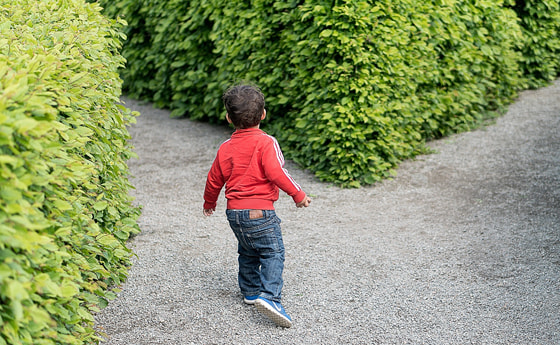 Kind an einer Weggabelung