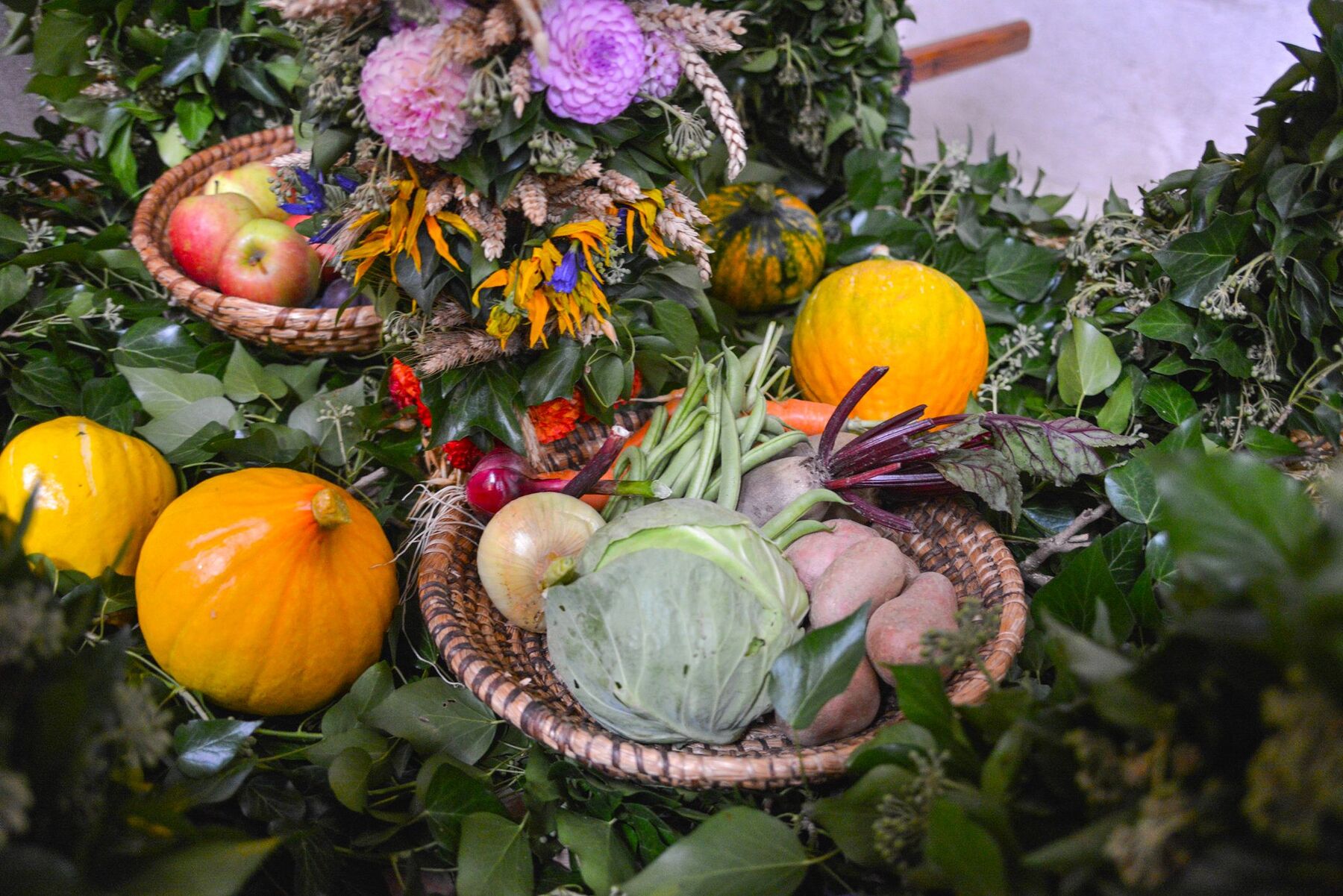 Erntegaben / © Diözese Linz / Jack Haijes Erntedank in der Pfarrkirche von Spital am Pyhrn.