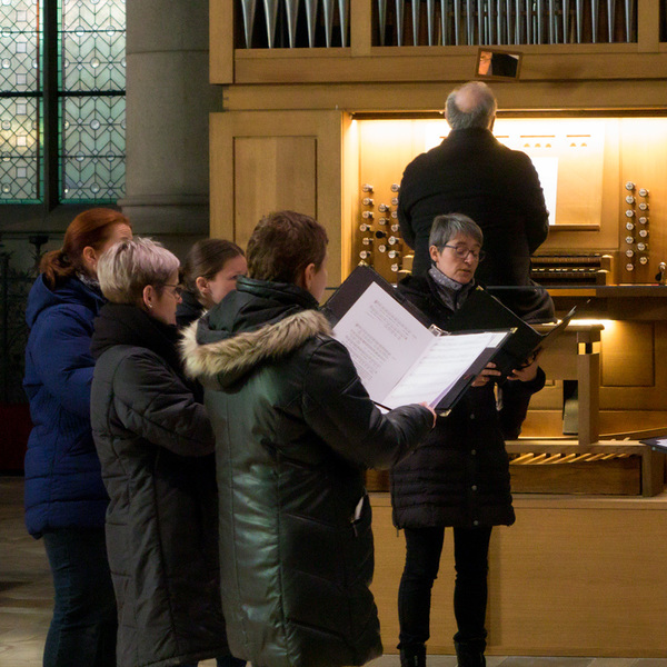 Kantorinnenschola des Konservatoriums für Kirchenmusik der Diözese Linz (Leitung: Andreas Peterl) und Domorganist Wolfgang Kreuzhuber an der Chororgel