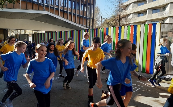 Schüler:innen katholischer Schulen in Österreich liefen zugunsten Hilfsprojekten in der Ukraine und sammelten dabei über 170.000 Euro. (Bild: ie Läufer:innen des Gymnasiums der Ursulinen in Graz.) 