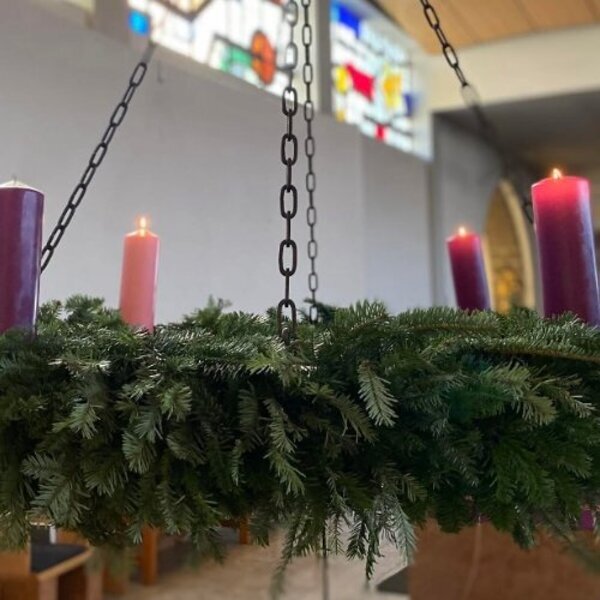 Adventkranz mit drei brennenden Kerzen