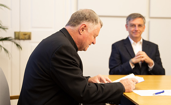 Bischof Manfred Scheuer zeigte sich von dem Werk beeindruckt. 